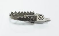 Подножка правая М BSE M2 250 21/18 2020; M2 Y 250 21/18; M4 250 21/19; M8 450; RTC 300 21/18 2020; Z11 300 21/18 2020; M8 450 21/19; RTC 300 21/19; RTC 300R; Z4 250 21/18;... 30.448.0130 ― | SYM-CENTER.ru - Мототехника SYM, запчасти, сервис