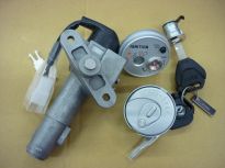 Замки комплект MAXSYM400, MAXSYM400ABS, MAXSYM400L  35010L4A000 ― | SYM-CENTER.ru - Мототехника SYM, запчасти, сервис